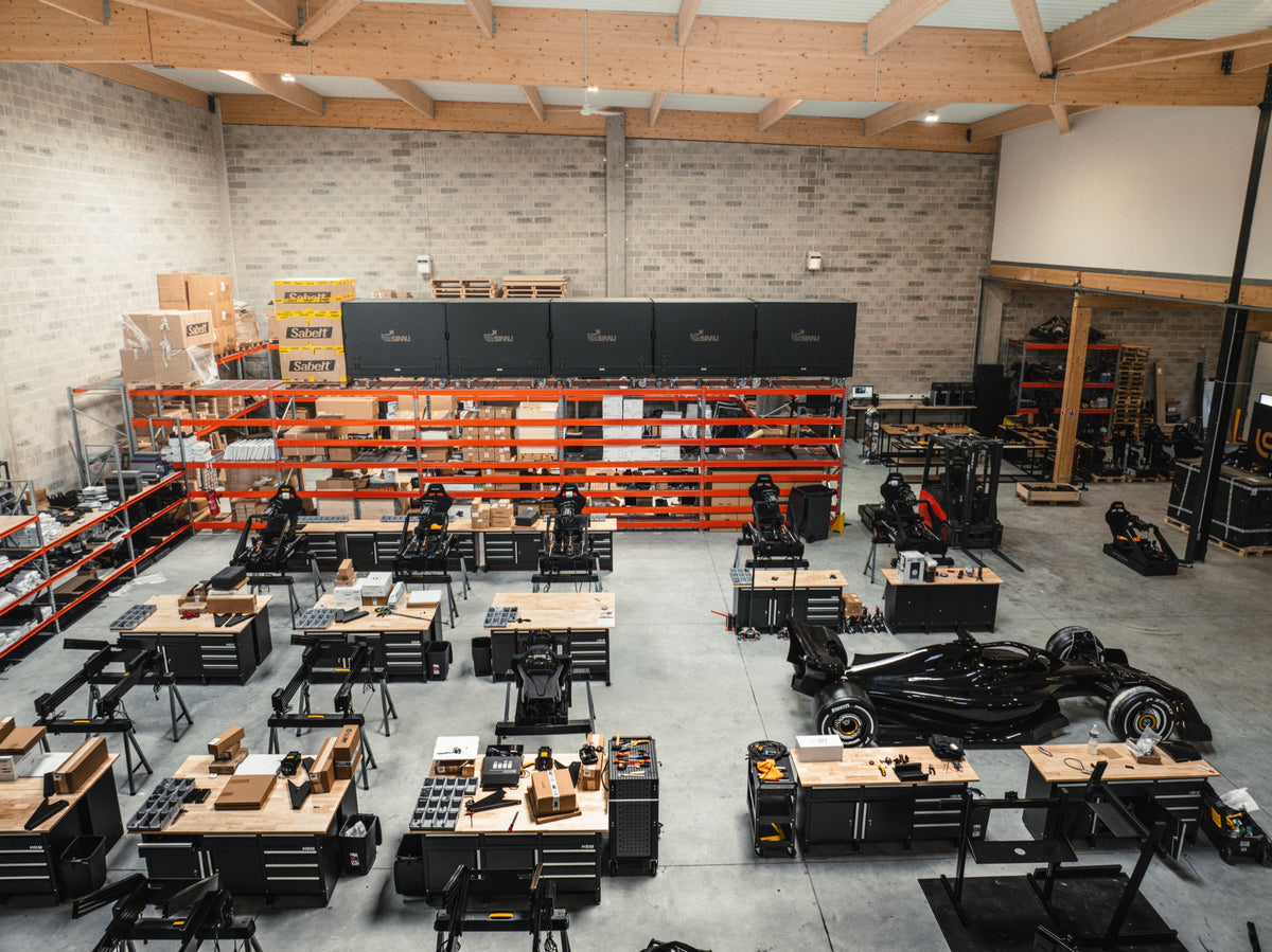 Vue plongeante de l’atelier LPSIMU à Graveson, simulateurs en cours d’assemblage