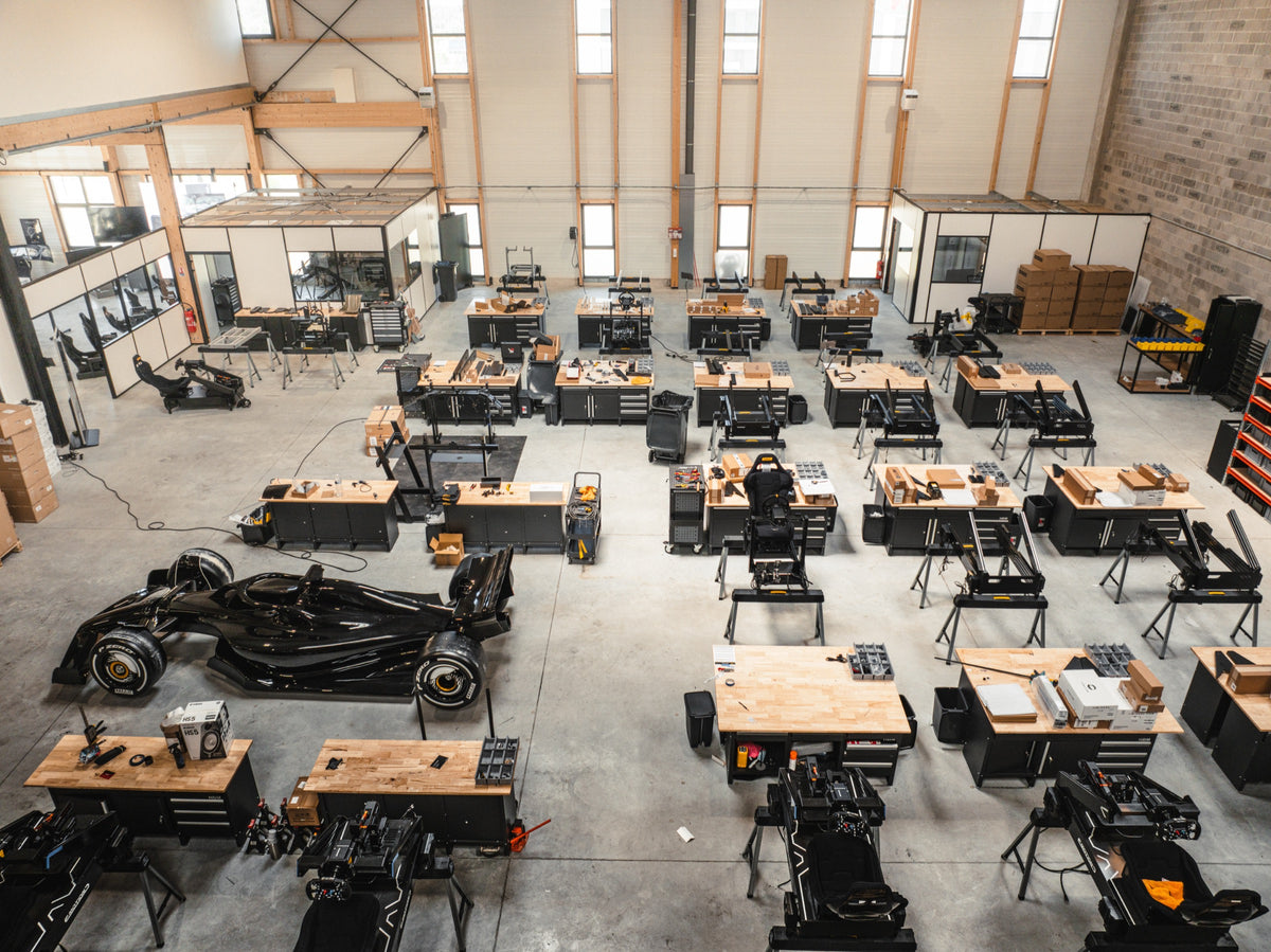Vue du showroom et de l’atelier LPSIMU à Graveson depuis la mezzanine