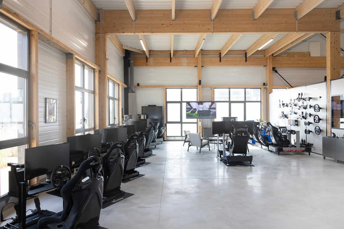Showroom LPSIMU avec des simulateurs de pilotage en démonstration