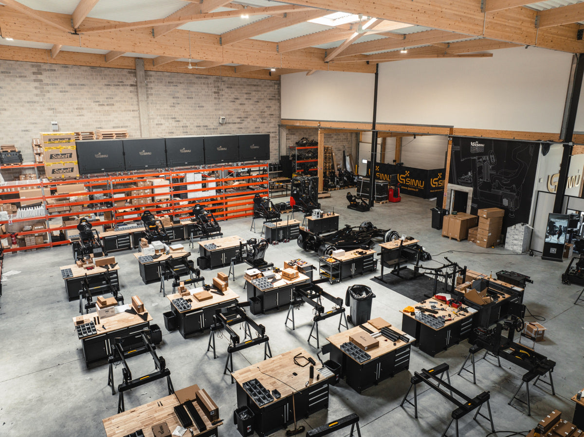 Atelier LPSIMU à Graveson avec postes d’assemblage et châssis de simulateurs