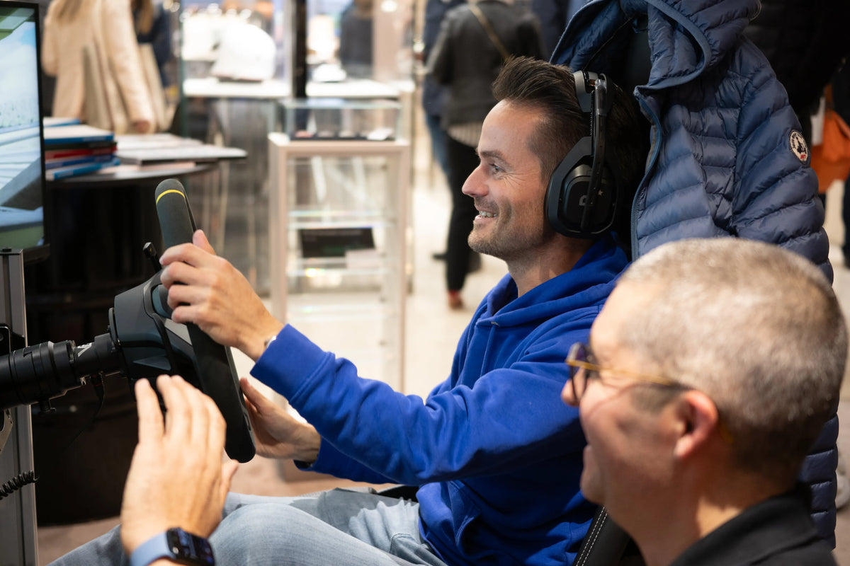 Un participant essaie un simulateur de course LPSIMU lors d’un événement