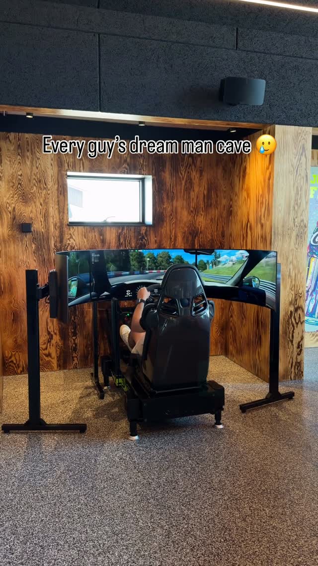 Un garage, un cockpit, toute la piste.