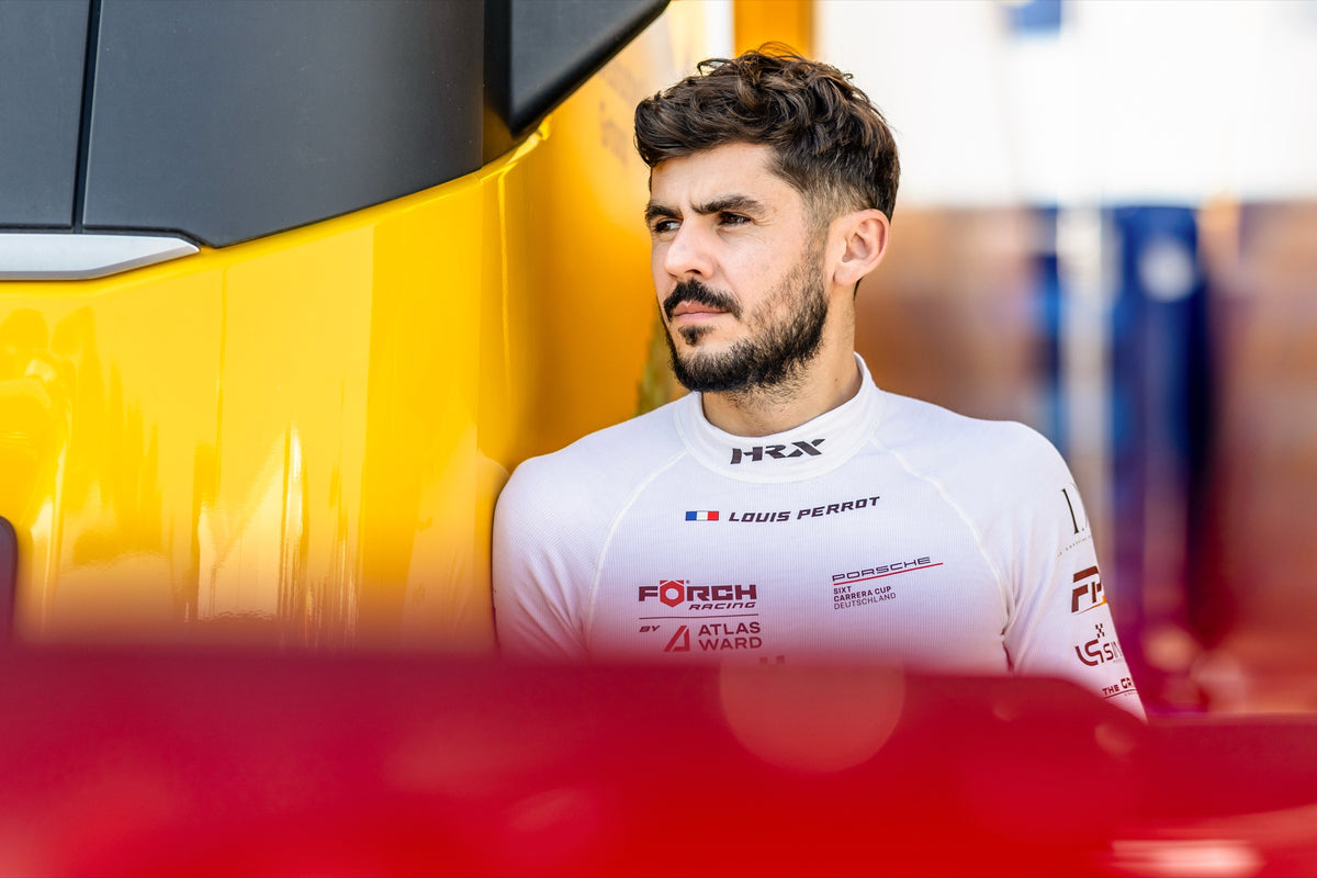 Louis Perrot, fondateur de LPSIMU et pilote automobile, près d’une voiture de course jaune