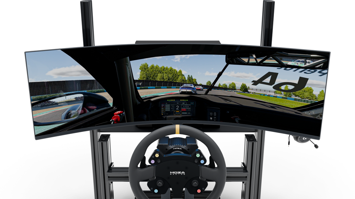 Écran incurvé et volant du simulateur LPSIMU LP1 en session à Magny-Cours