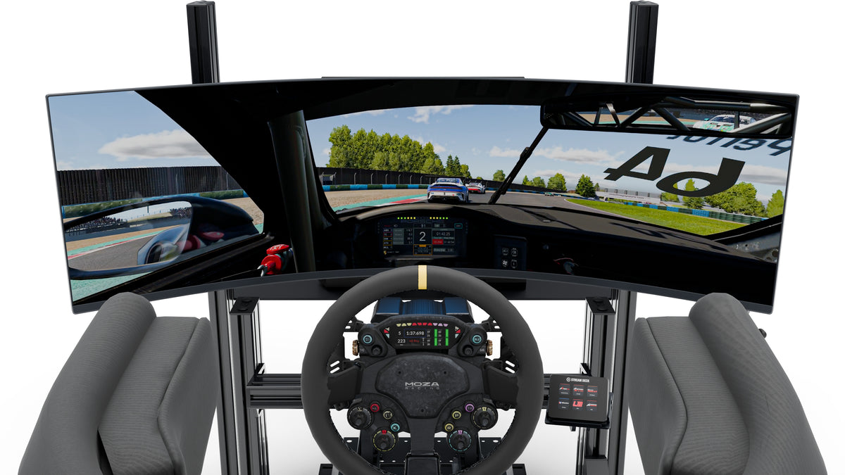 Simulateur de pilotage LPSIMU LP2, écran incurvé et volant vus du poste de conduite