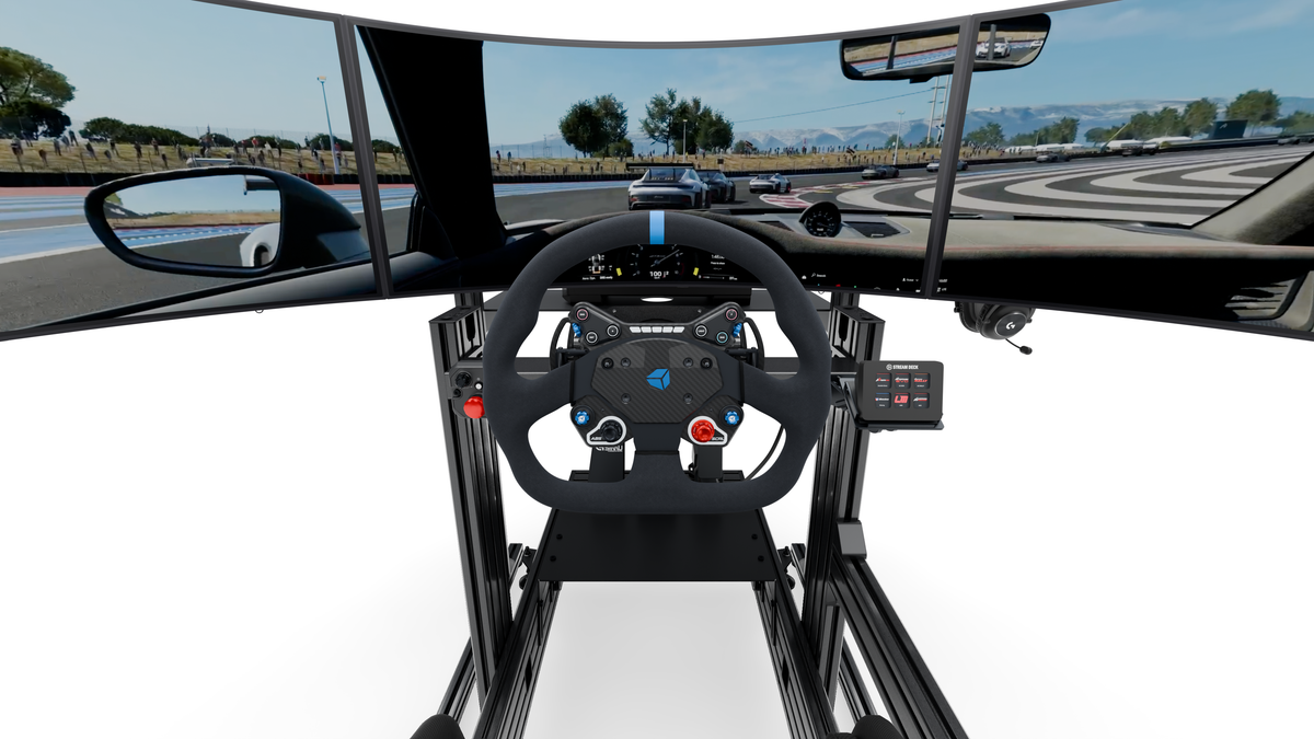 Vue du pilote face aux trois écrans LG du LP4 GT PRO