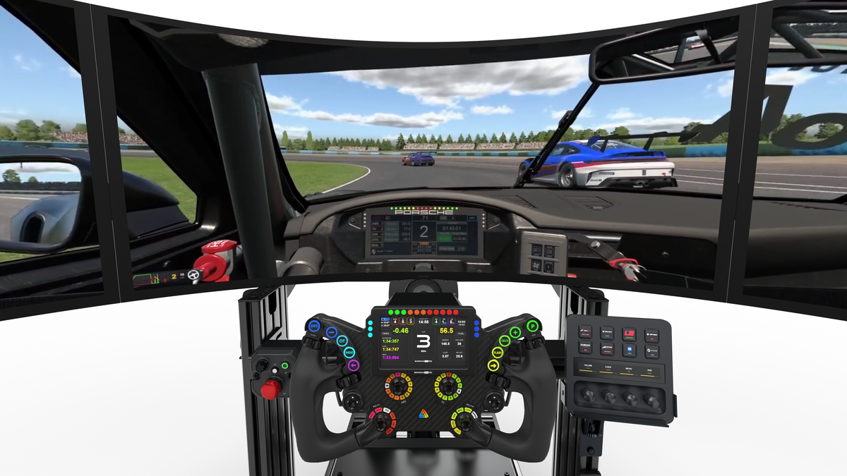 Vue du pilote face aux trois écrans LG 52 pouces du LP6 GT