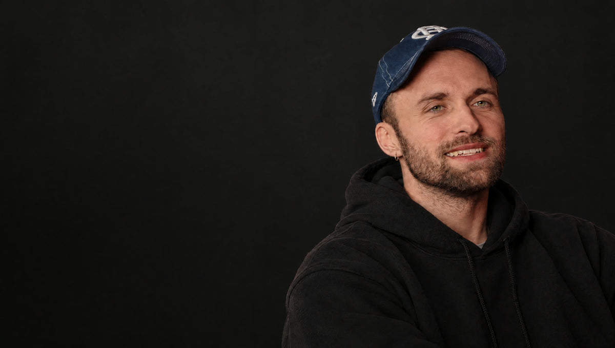 Portrait éditorial de Squeezie sur fond studio sombre pour son simulateur GT One-off LPSIMU